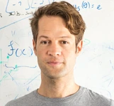 Prof. Fabian Theis, Lehrstuhl fuer Mathematische Modelle biologischer Systeme an der Technischen Universitaet Muenchen (TUM), und Dirketor des ICB( Institute of Computational biology) am Helmholtz Zentrum Muenchen ; fotografiert am Helmholtz Zentrum, am 30.07.2020; Foto: Astrid Eckert,  TU Muenchen; Verwendung frei fuer die Berichterstattung ueber die TUM bei Nennung des Copyrights /
Free for use in reporting on TUM, with the copyright noted
©Astrid Eckert