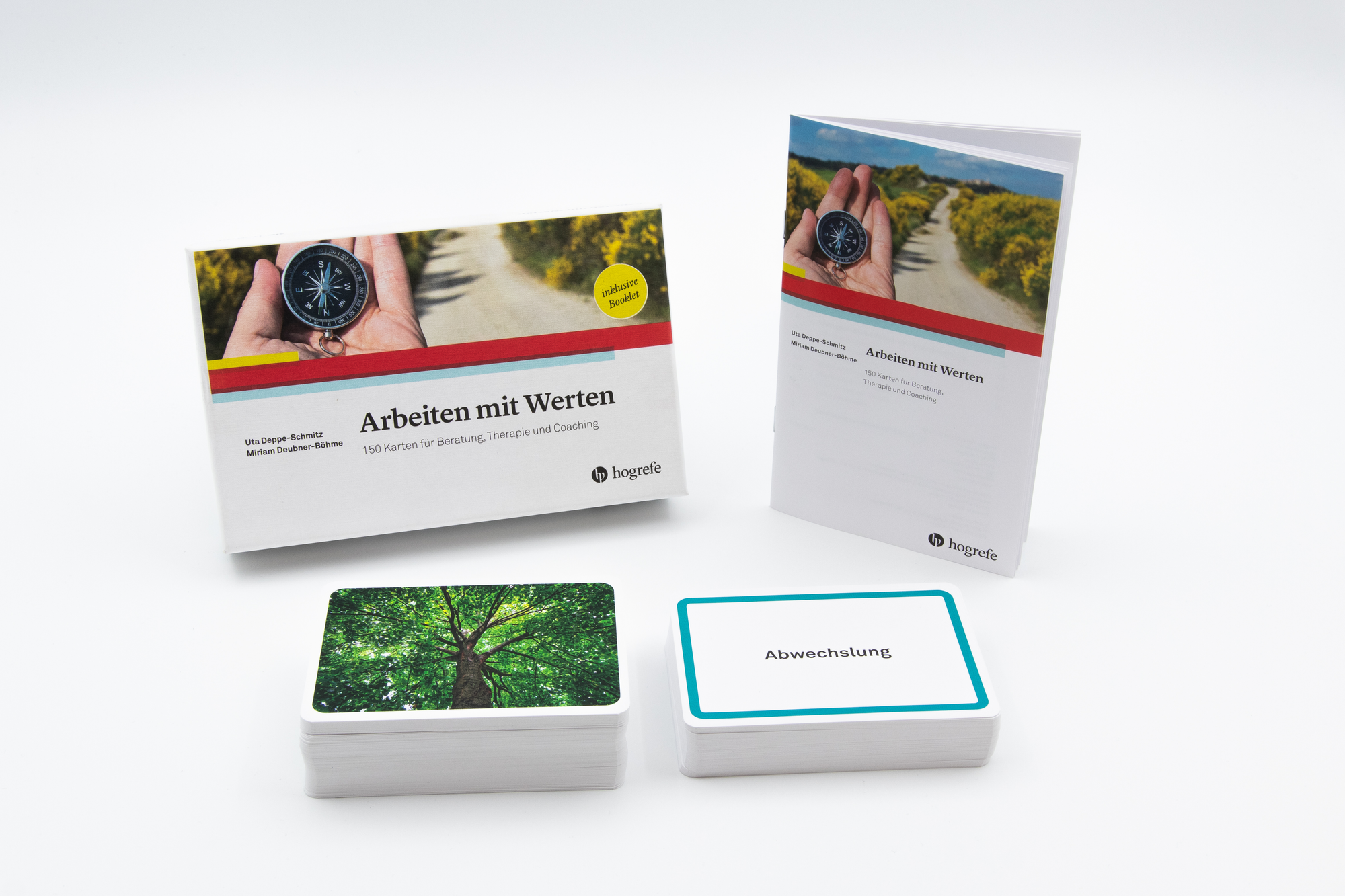 Die Box "Arbeiten mit Werten" ist zu sehen und der Inhalt. Ein Manual in Form einer Broschüre, die Box und die Karten.