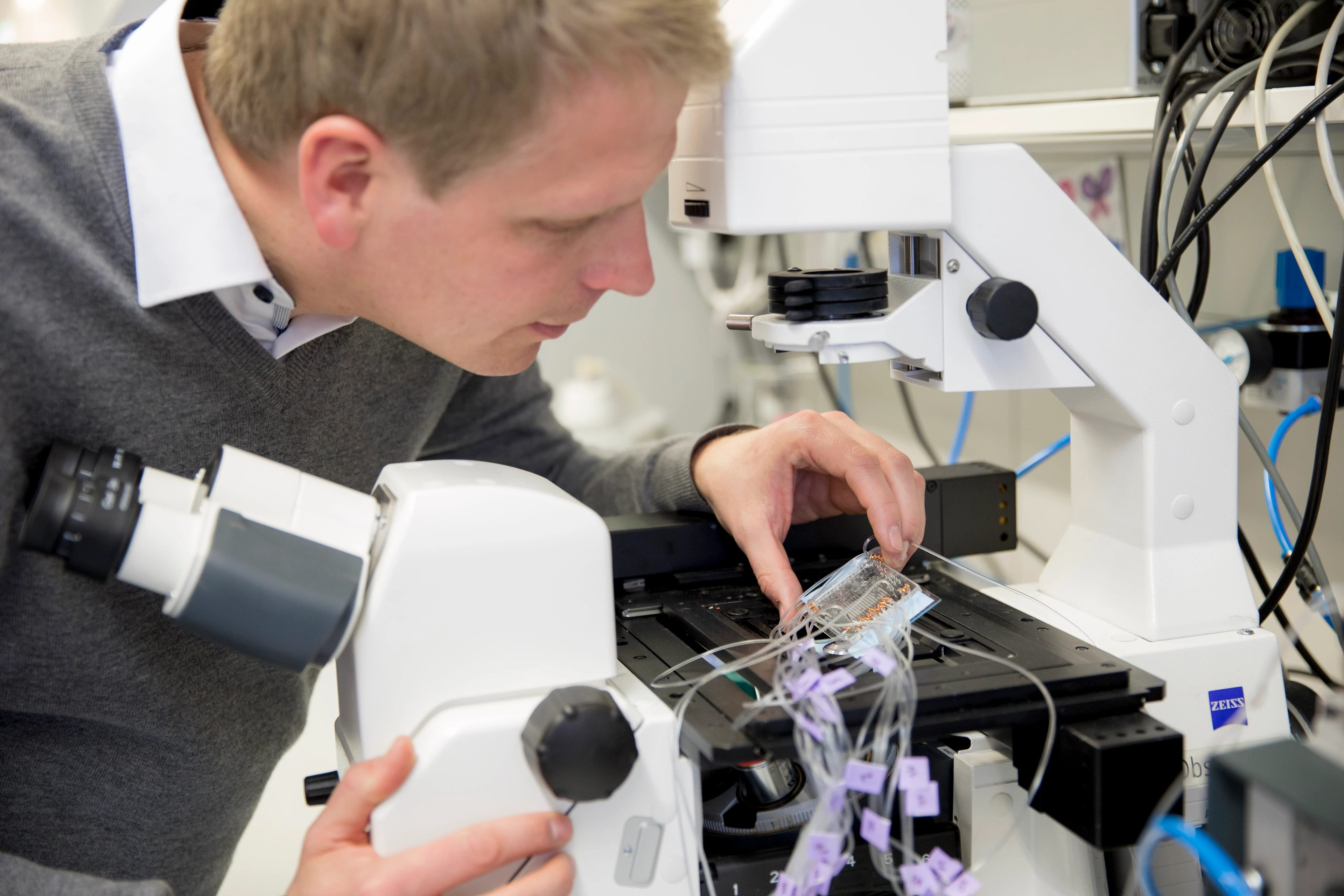 Matthias Meier mit Organ-on-a-Chip-Technologie