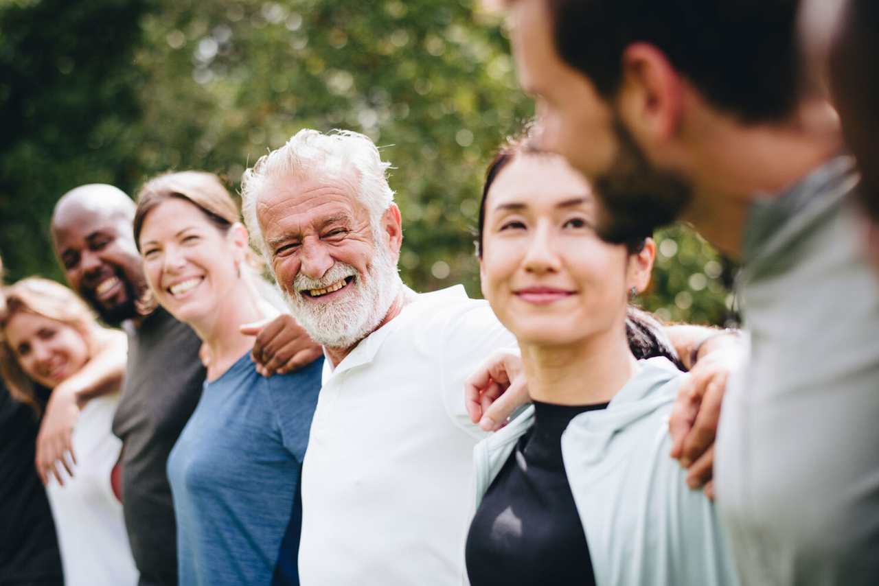 Wissensaustausch Wissenstransfer zwischen Alt und Jung Babyboomer Ruhestand zufriedene diverse Gruppe alt und jung