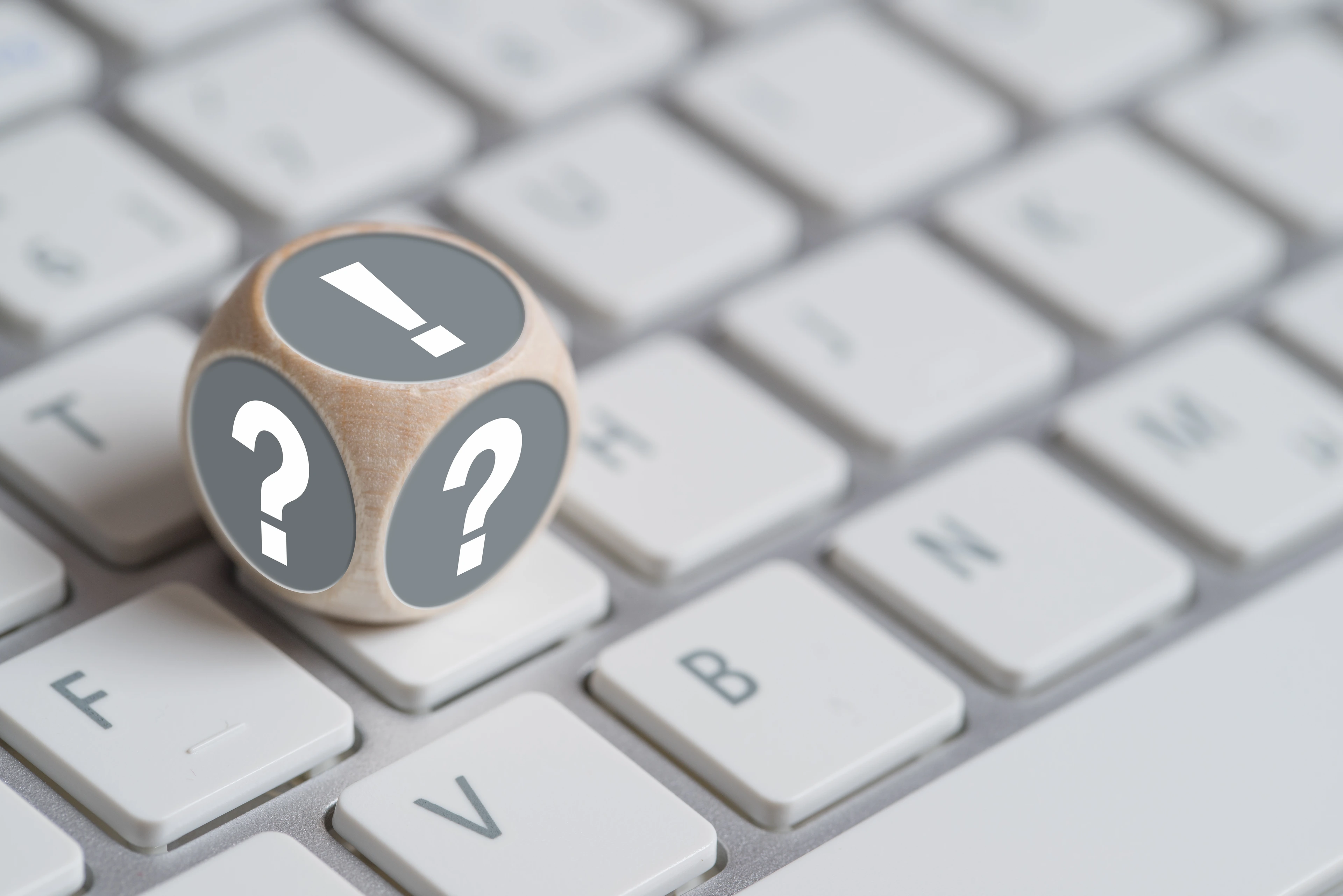 Tastatur mit Würfel mit !?