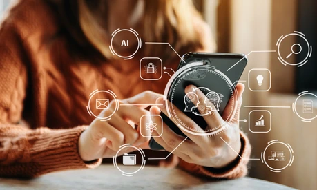 Frau mit Chatbot am Handy