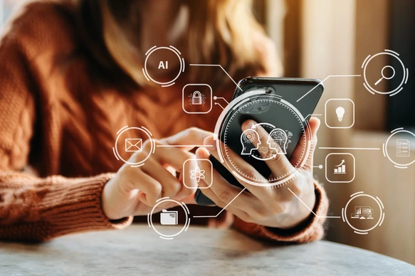 Frau mit Chatbot am Handy