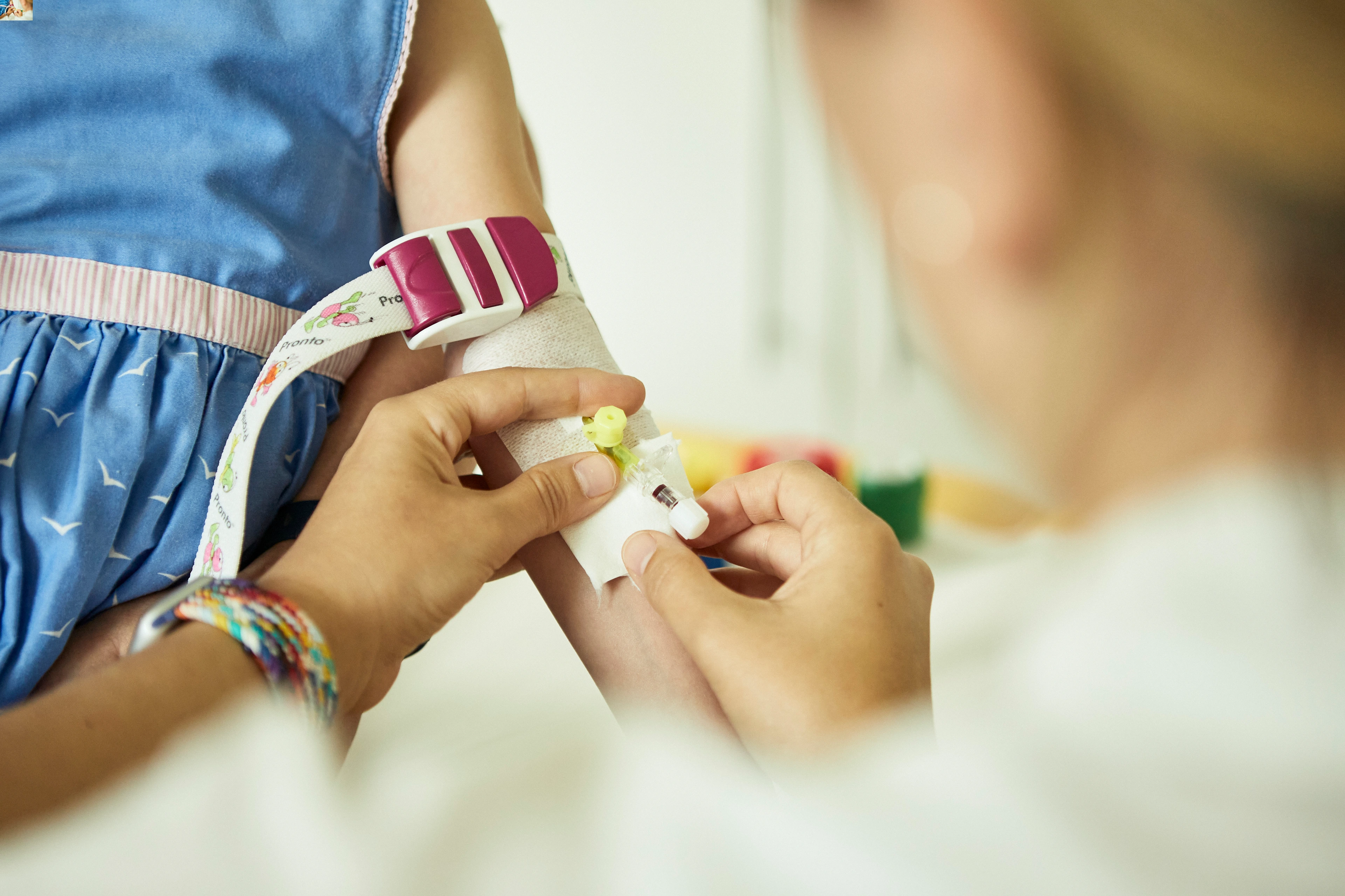 blutabnahme-nahaufnahme-institut-fotoshooting-nozy-andreas pfohl-220727_0062