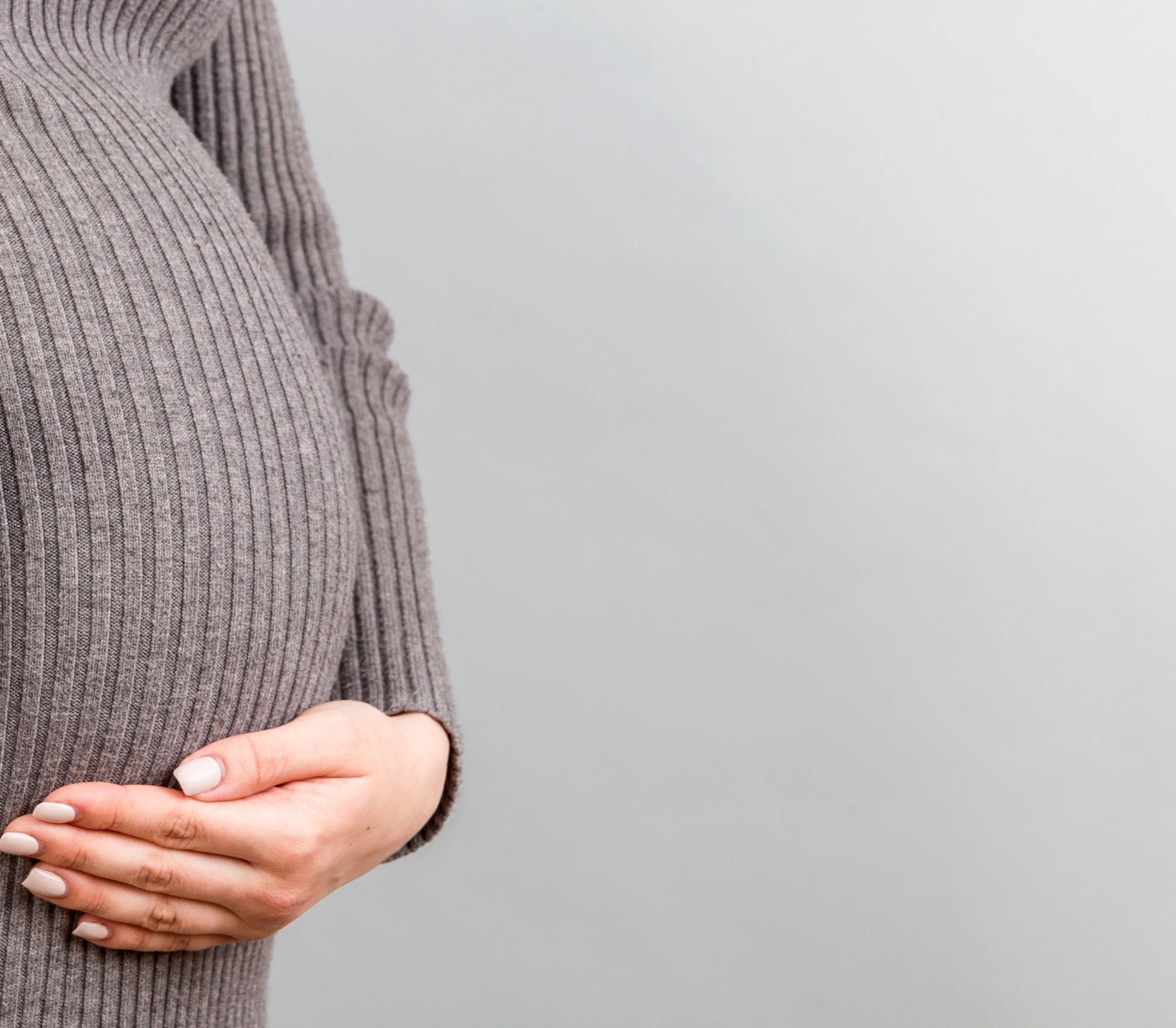 Schwangere mit Asthmaspray