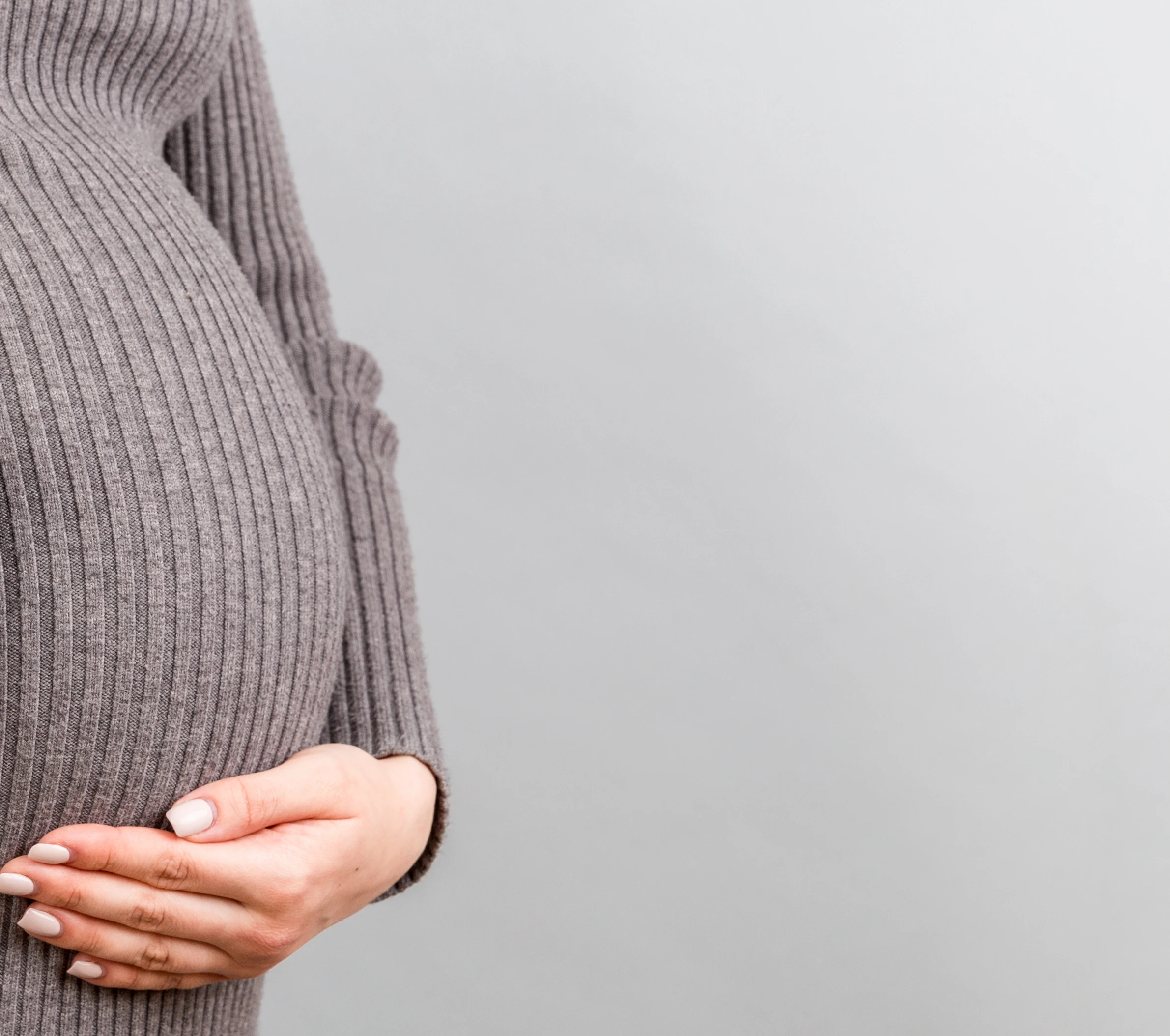 Schwangere mit Asthmaspray