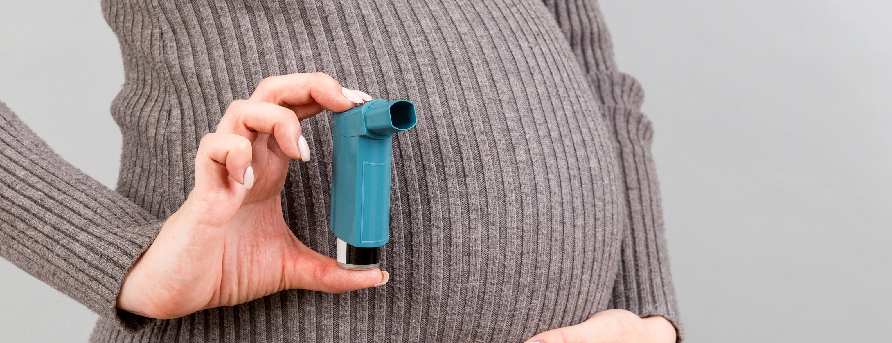 Schwangere mit Asthmaspray