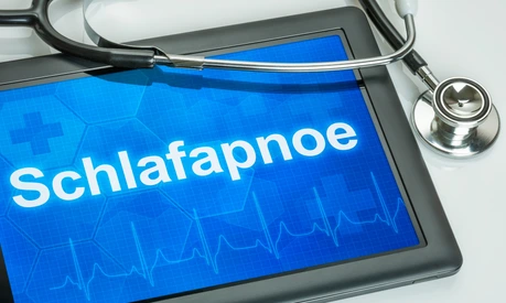 Tablet mit der Diagnose Schlafapnoe auf dem Display