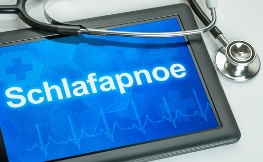 Tablet mit der Diagnose Schlafapnoe auf dem Display