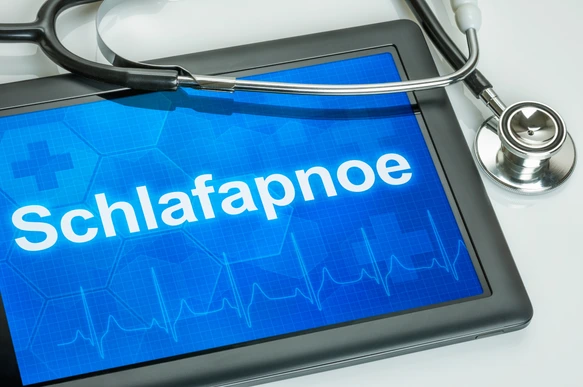 Tablet mit der Diagnose Schlafapnoe auf dem Display