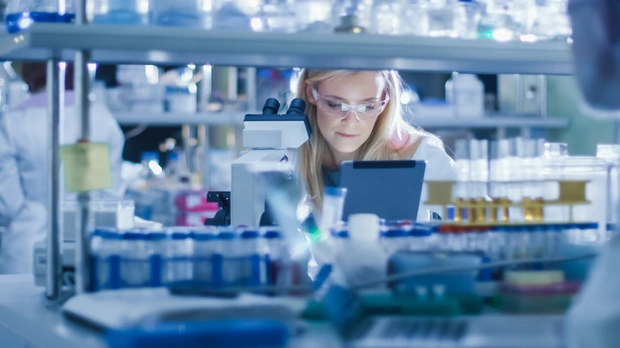 [Translate to German:] Researcher in the lab