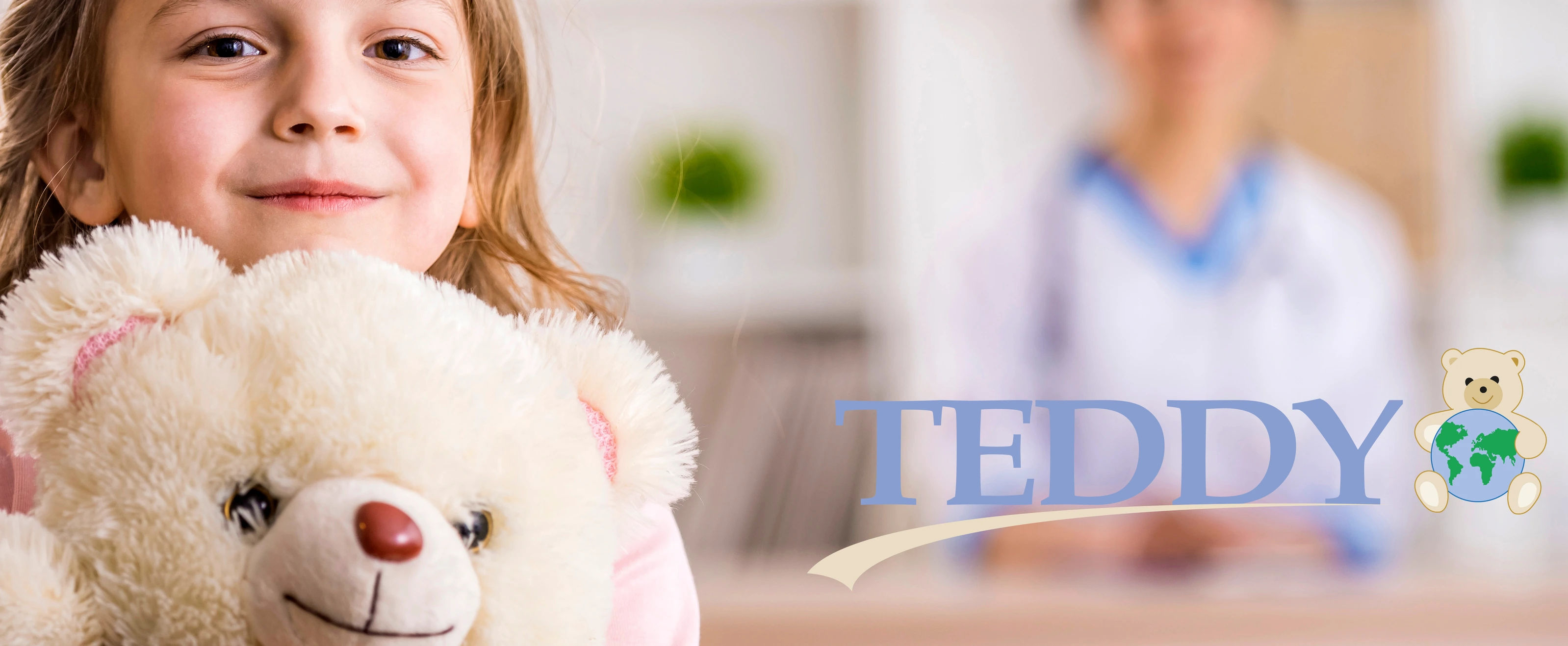 Mädchen mit Teddybär und Teddy Logo