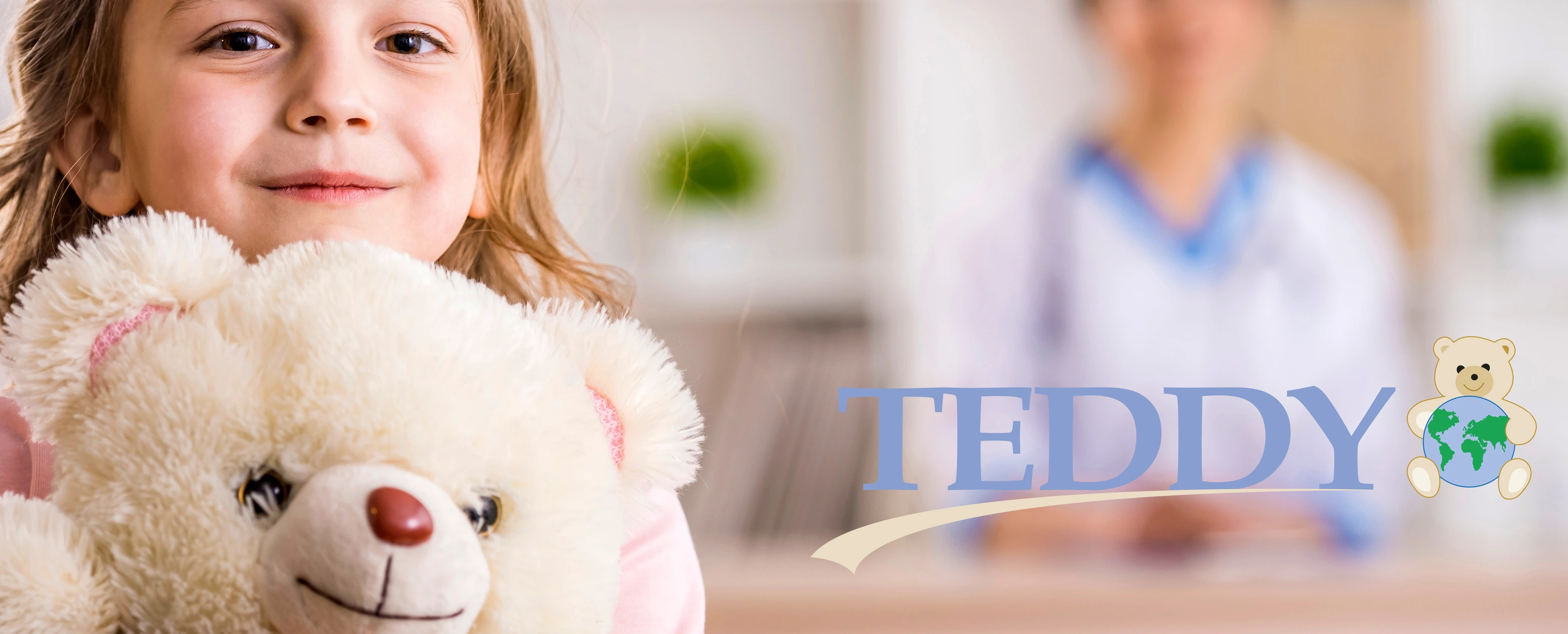 Mädchen mit Teddybär und Teddy Logo