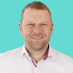 Porträt Florian Haupt  blue bg