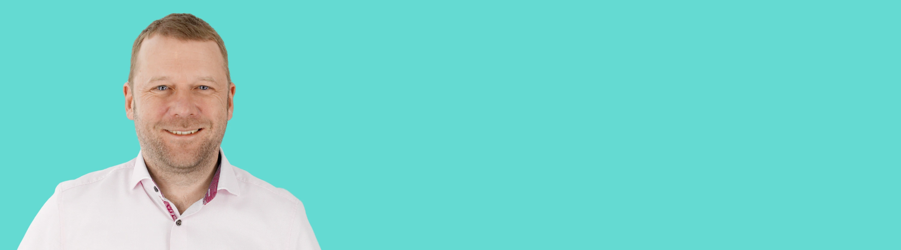 Porträt Florian Haupt  blue bg