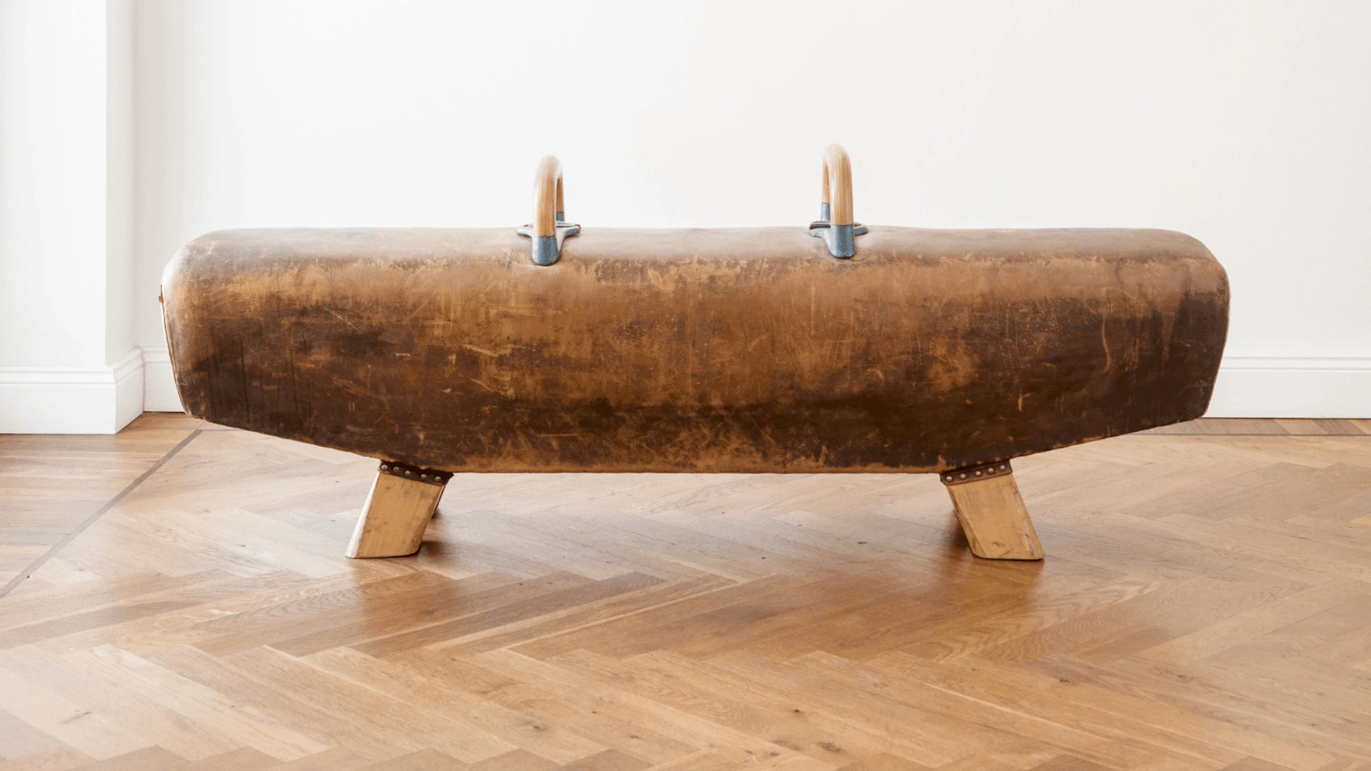 Früher verausgabten sich Schüler auf dem Pferd, heute lädt es zum entspannten Verweilen ein. Hardcrafted aus Hamburg designt hochwertige Möbel. | © phillip@phillipbischoff.com
