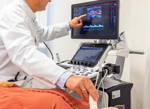 Arzt bei der Durchführung eines Gefäßultraschalls
