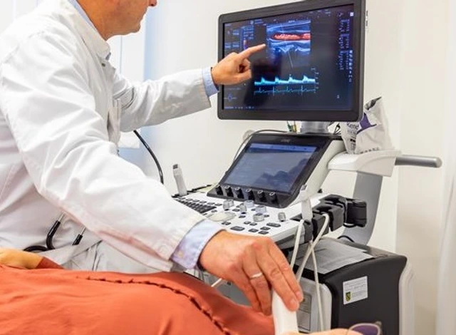 Arzt bei der Durchführung eines Gefäßultraschalls