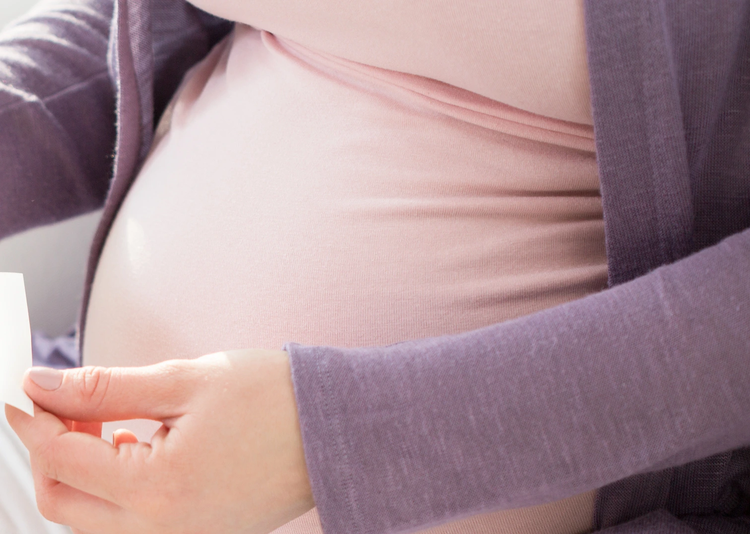 Schwangere Frau mit Ultraschallbildern