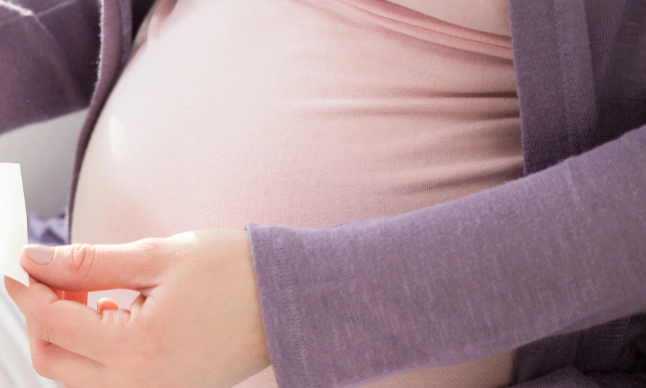 Schwangere Frau mit Ultraschallbildern