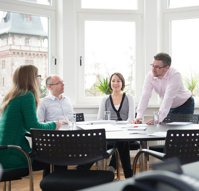 de-besprechung-besprechungsraum-personen