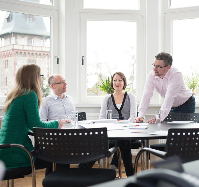 de-besprechung-besprechungsraum-personen