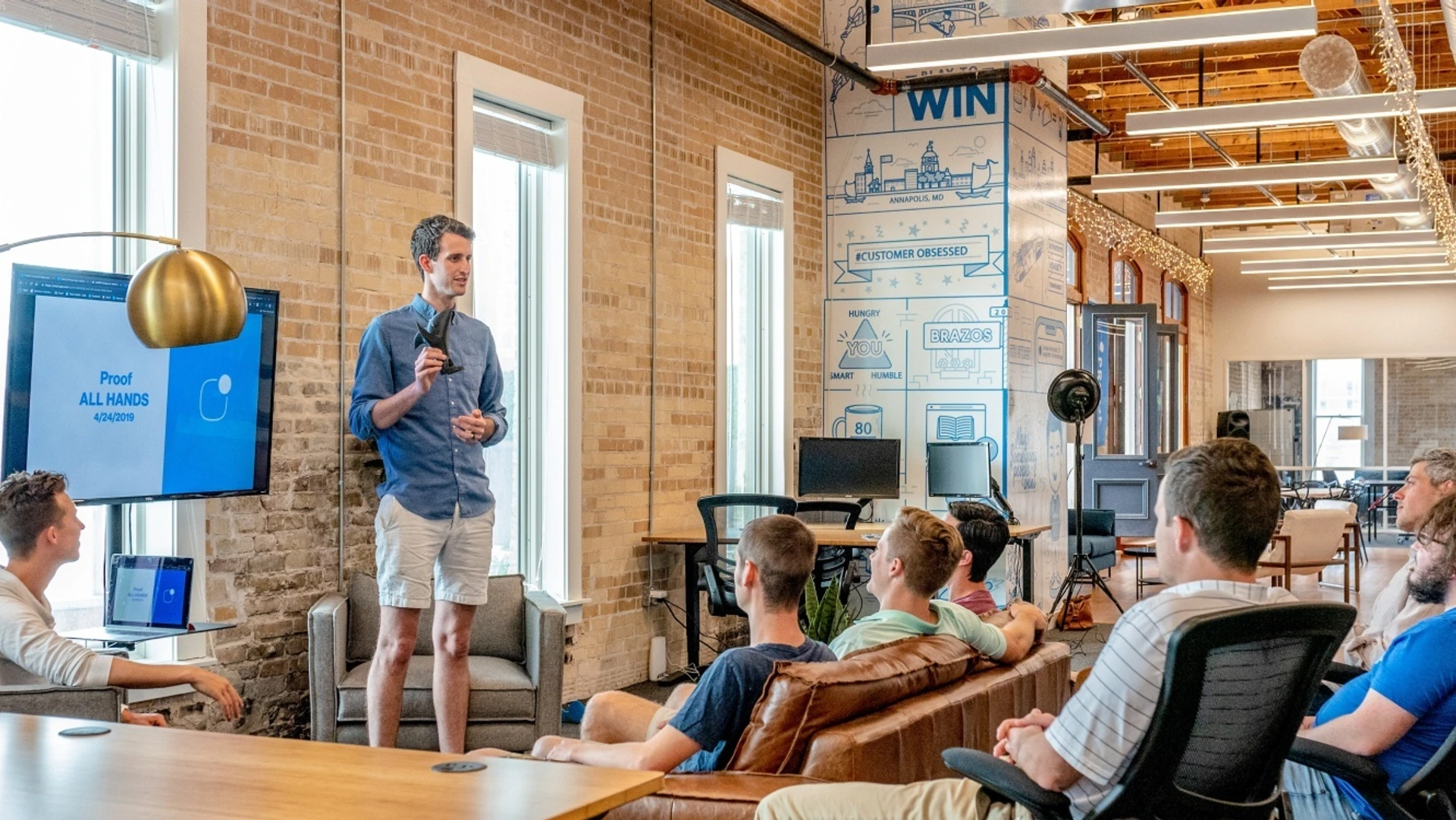 Meetings mit allen Beteiligten vor Ort im Büro mindern technische Herausforderungen digitaler Teilnehmer:innen und fördern den gemeinsamen Austausch.