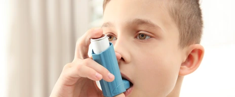 Junge inhaliert mit Asthmaspray