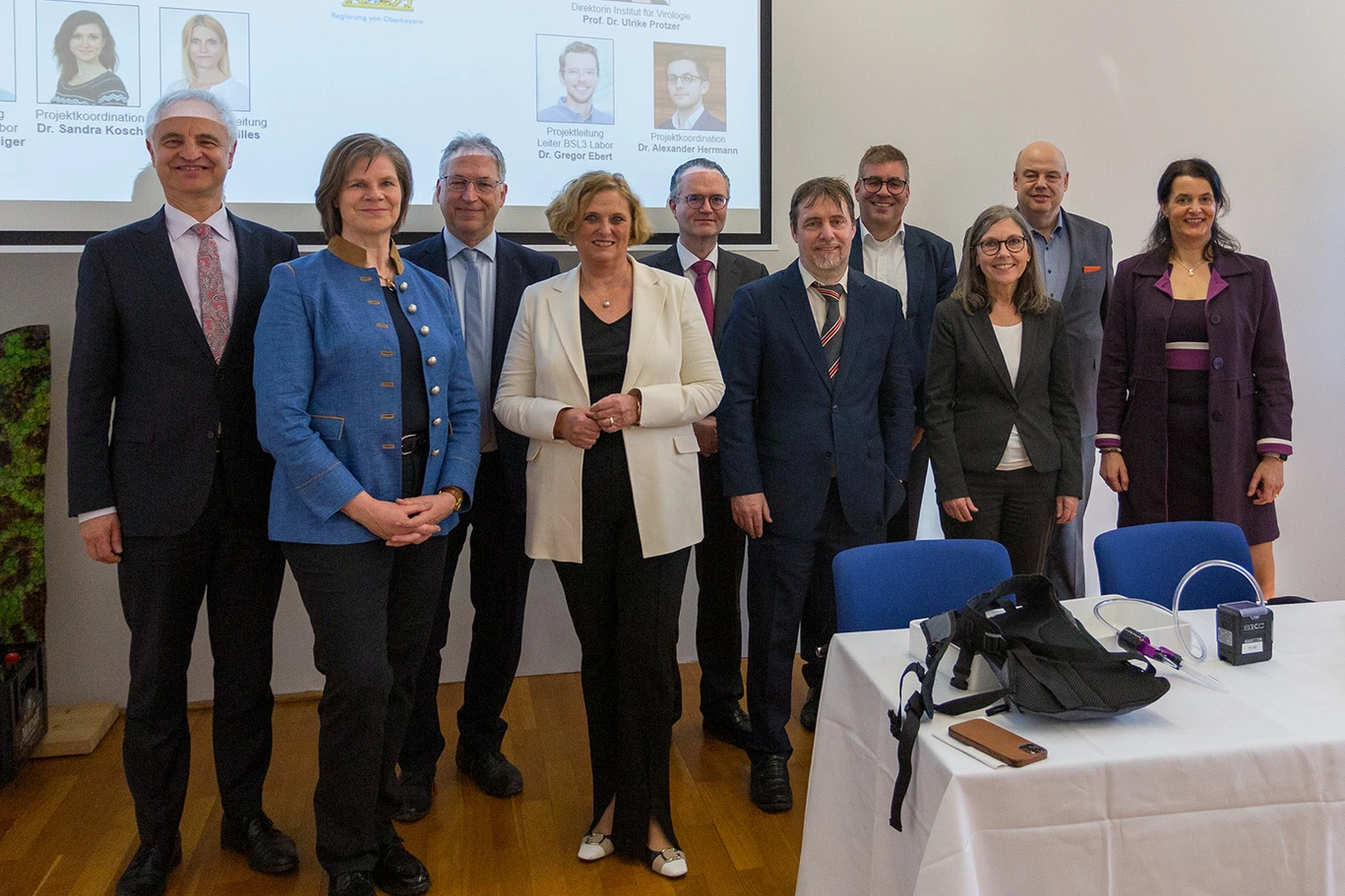 Von links nach rechts: Dr. Konrad Schober (Regierungspräsident Oberbayern), Prof. Ulrike Protzer (Direktorin des Instituts für Virologie bei Helmholtz Munich und an der Technischen Universität München (TUM)), Dr. Michael Frieser (Administrativer Geschäftsführer Helmholtz Munich), Barbara Schretter (Regierungspräsidentin Schwaben), Prof. Klaus Markstaller (Ärztlicher Direktor Universitätsklinikum Augsburg), Prof. Andreas Rathgeber (Vizepräsident Universität Augsburg), Dr. Wolfgang Hübschle (Wirtschaftsreferent Stadt Augsburg), Prof. Martina Kadmon (Dekanin medizinische Fakultät Universität Augsburg), Michael Bungarten (Kaufmännischer Direktor Universitätsklinikum Augsburg), Prof. Claudia Traidl-Hoffman (Direktorin des Helmholtz Munich-Instituts für Umweltmedizin und Professorin für Umweltmedizin an der Medizinischen Fakultät der Universität Augsburg)