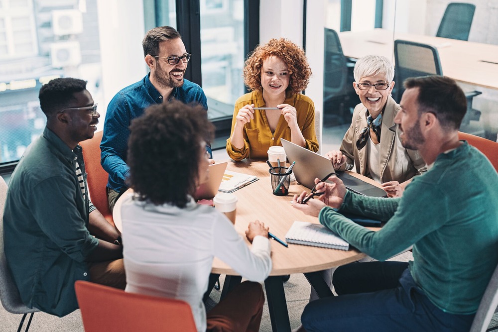 Teamarbeit wie kann sie gelingen - fröhliches Team Teampersönlichkeit