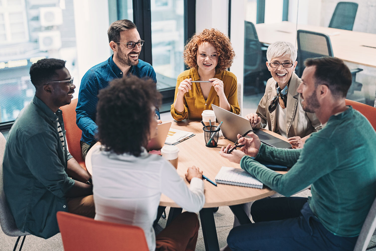 Teamarbeit wie kann sie gelingen - fröhliches Team Teampersönlichkeit