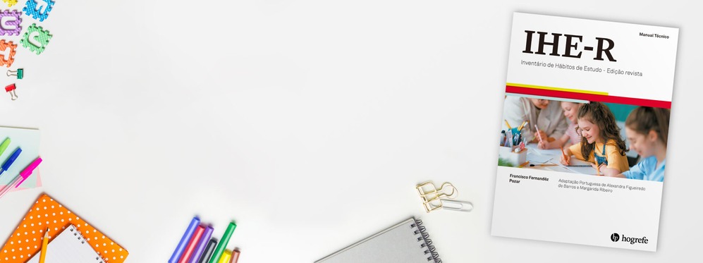 Manual do IHE-R sobre uma mesa.