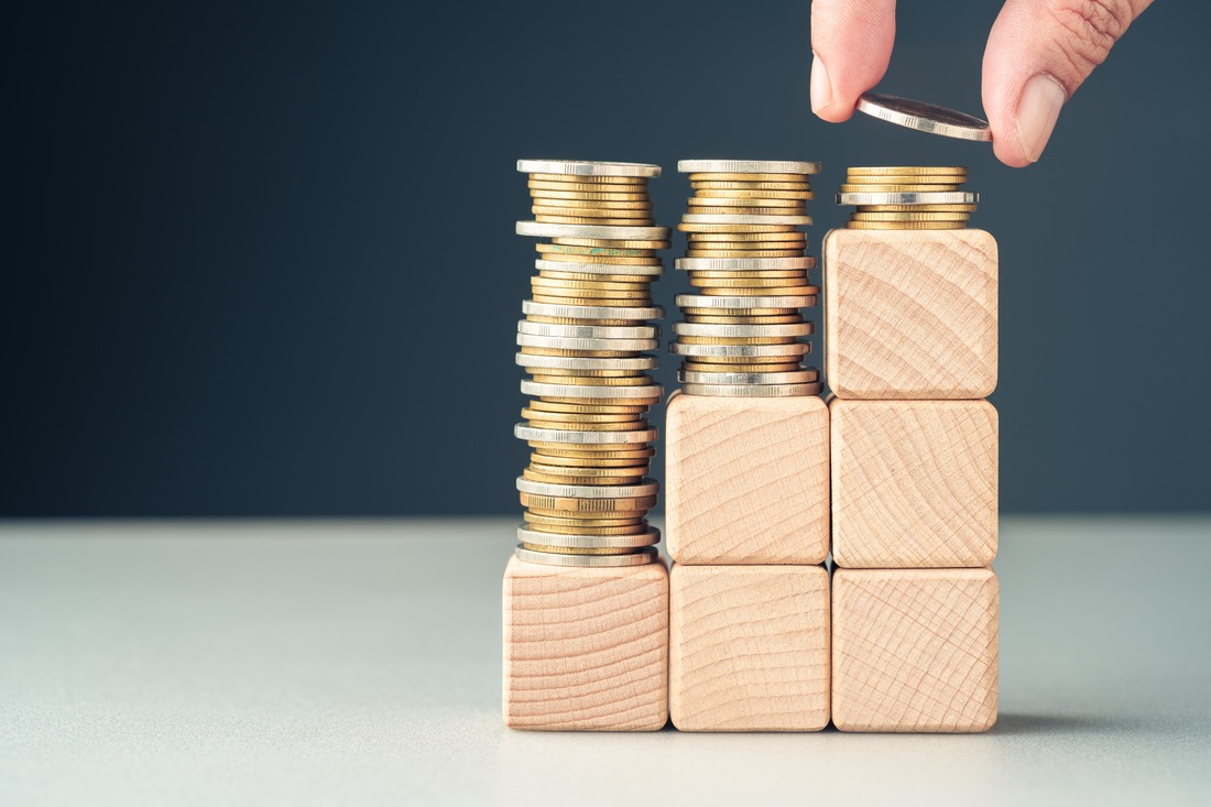Geld gestapelt als Symbol für Kosten