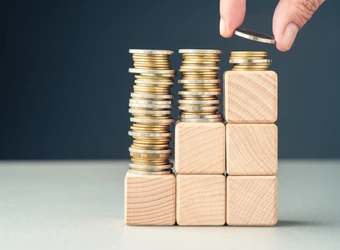 Geld gestapelt als Symbol für Kosten