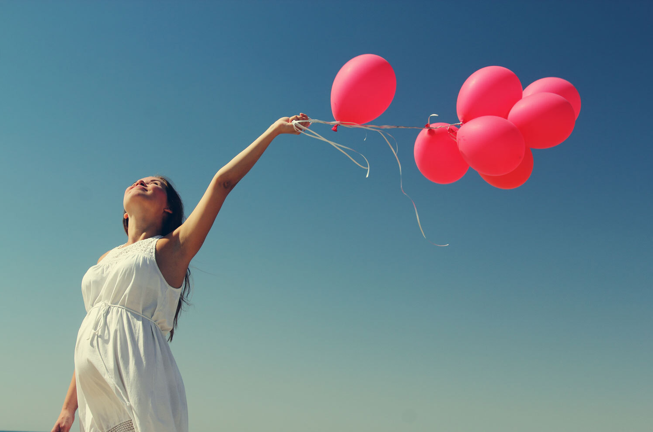 Glücklich schwanger individuell Wohlbefinden in der Schwangerschaft mit ZRM schwangere Frau mit Ballons