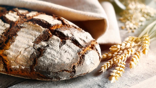 Selbstgebackenes Brot mit Ähren