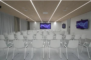 Bright seminar room with flexible seating, presentation equipment, and an ideal setup for workshops and training sessions
