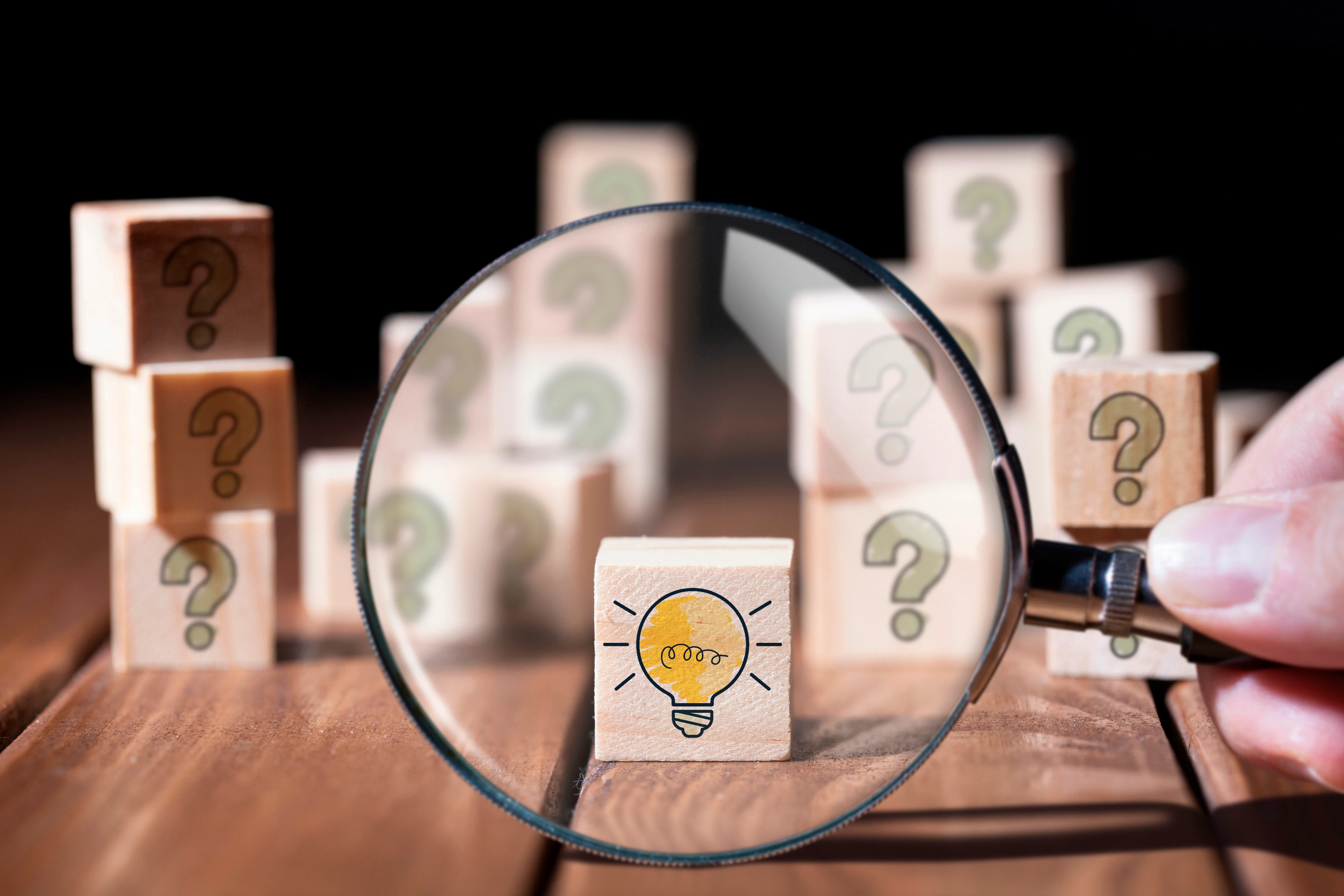 Lupe mit Holzwürfeln