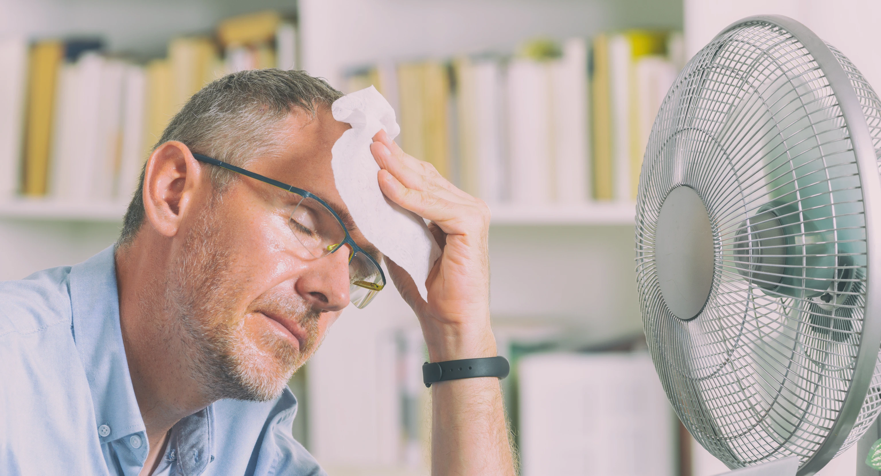 Mann leidet unter der Hitze