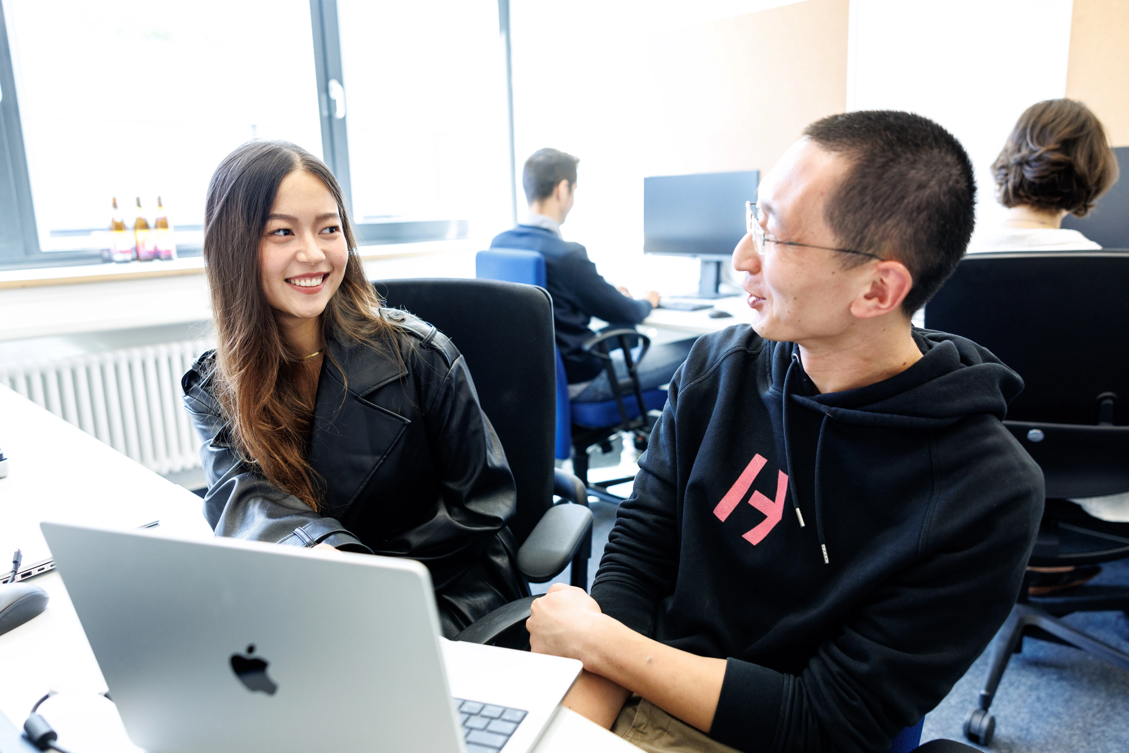 Mitarbeiter vor Macbook