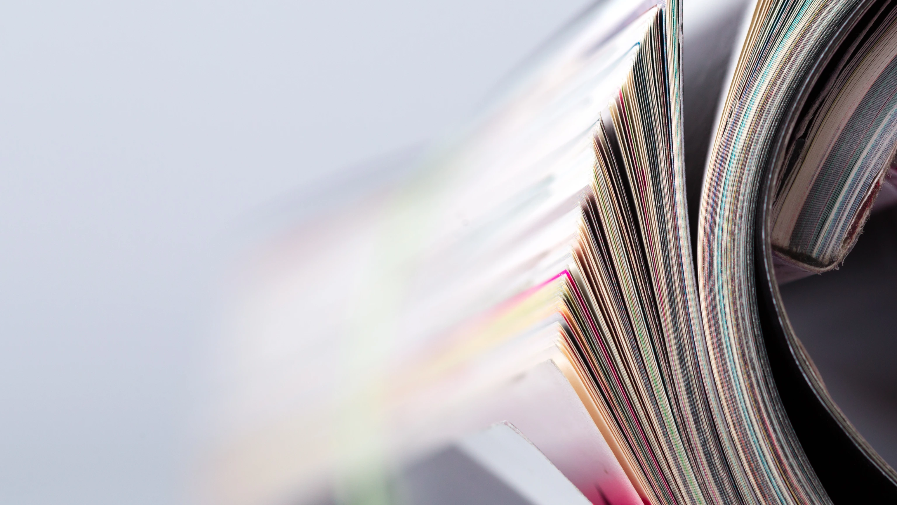 Gerollte Seiten eines Magazins