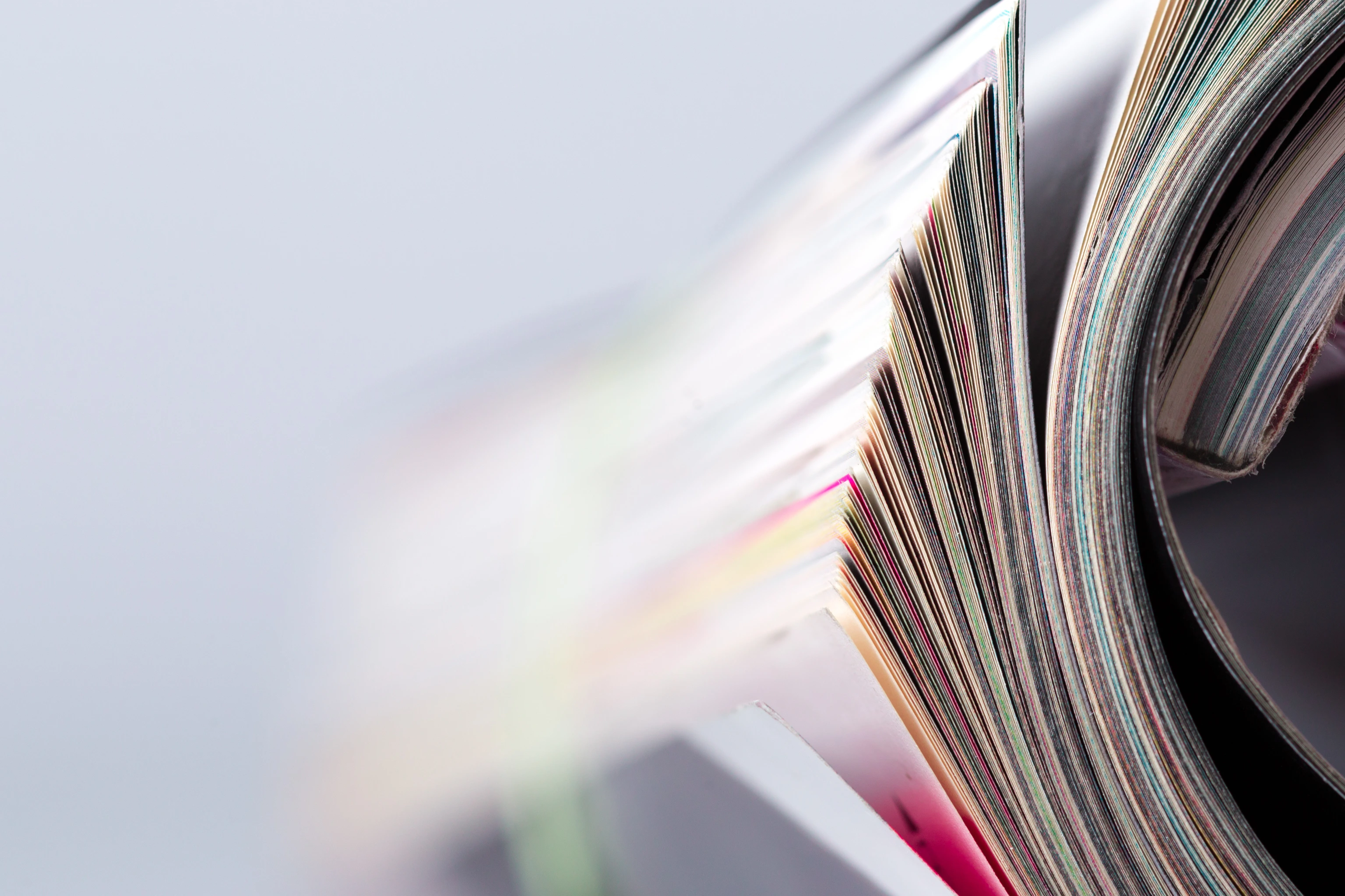 Gerollte Seiten eines Magazins