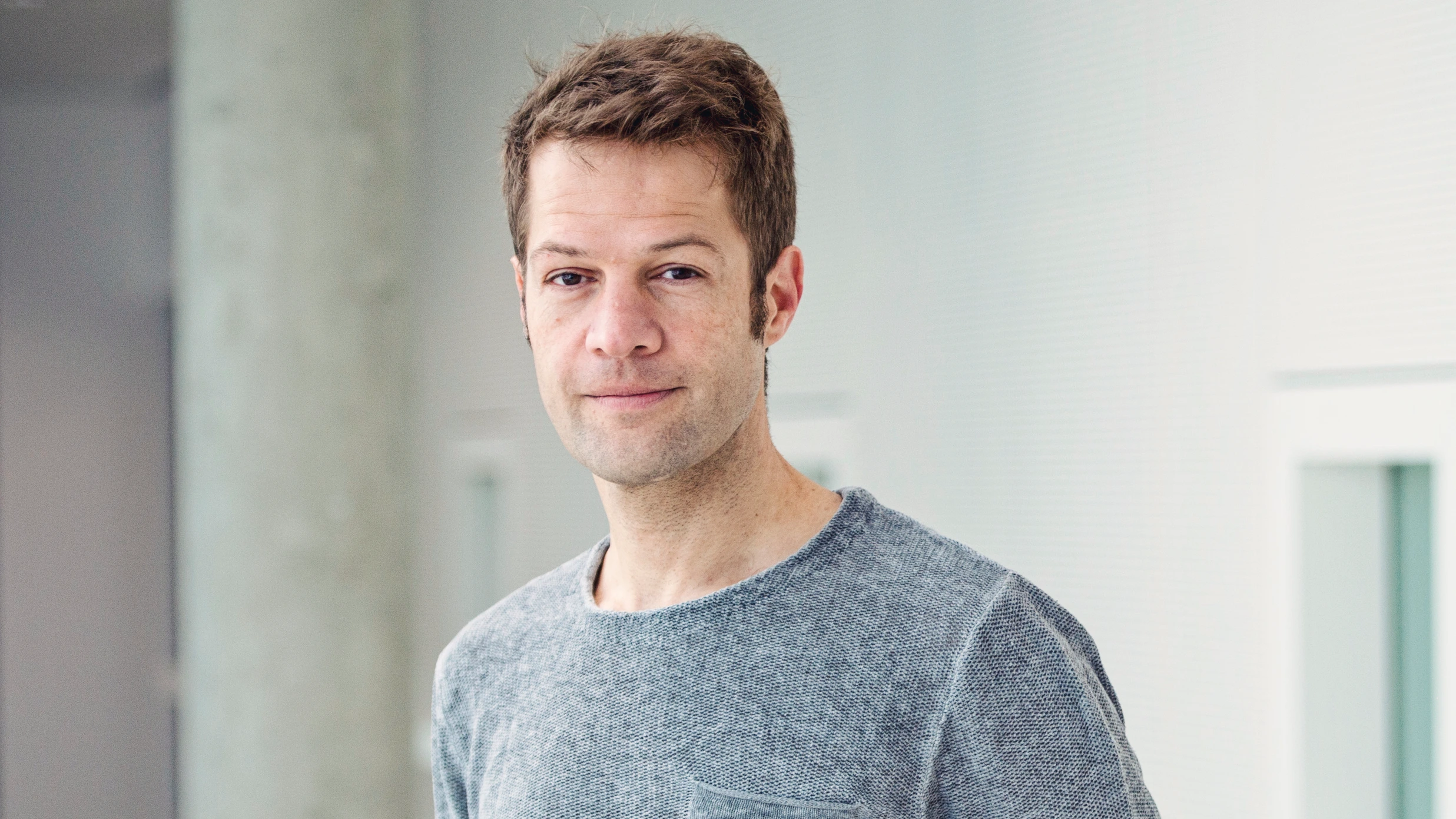 Fabian Theis Porträt
Hintergrund: Innenaufnahme im HDC