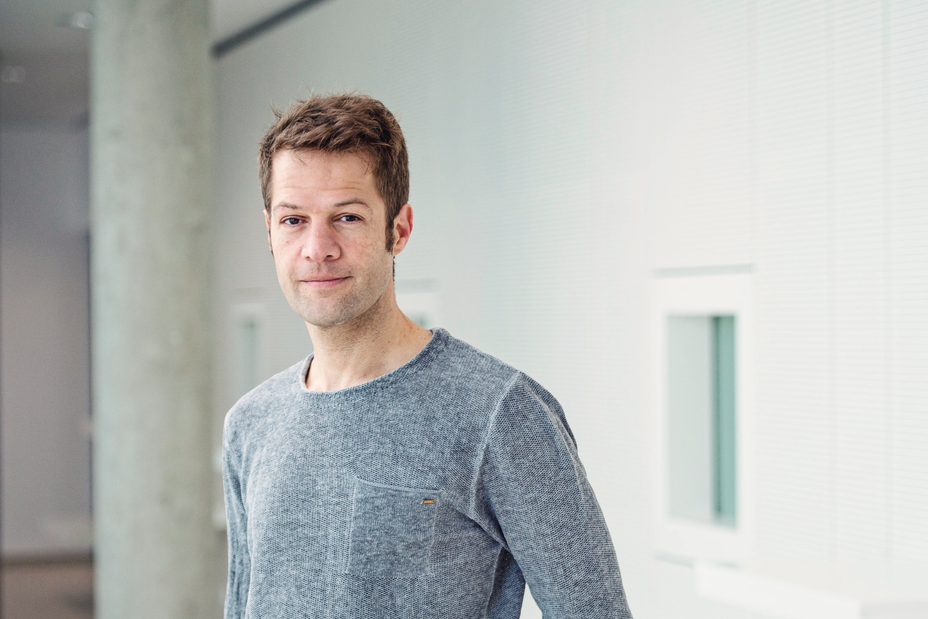 Fabian Theis Porträt
Hintergrund: Innenaufnahme im HDC