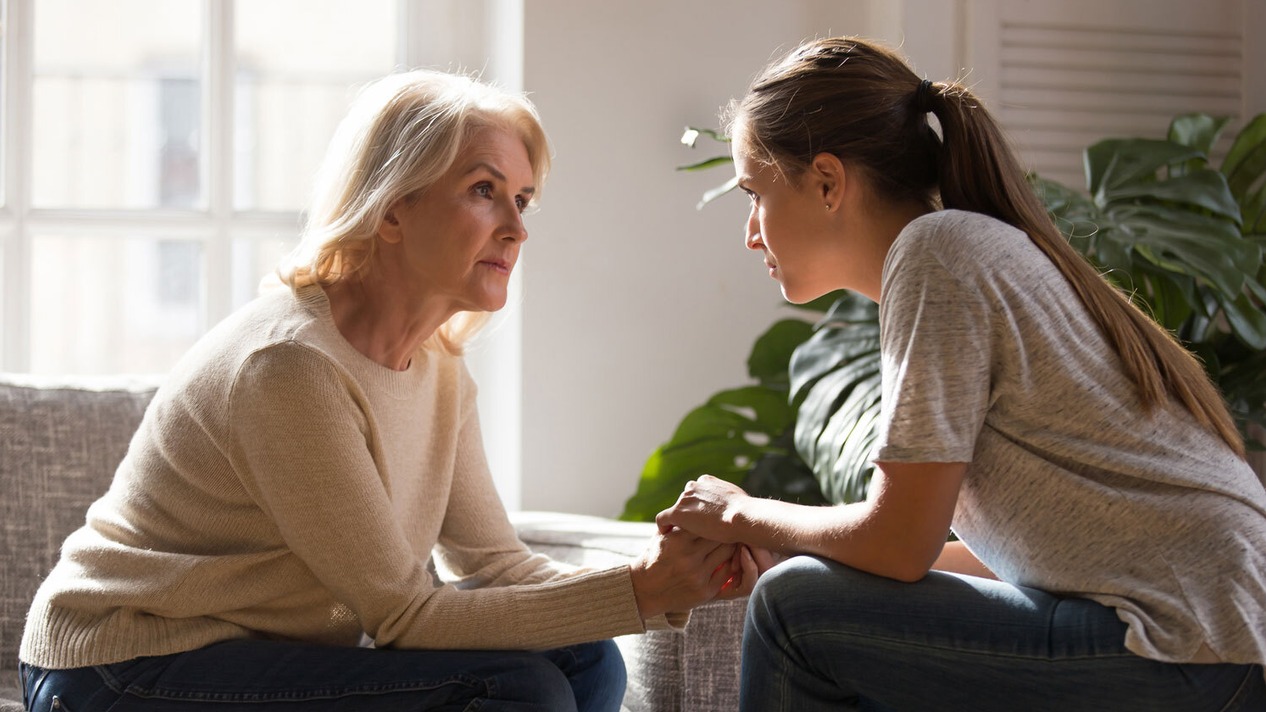 Akutpsychiatrische Pflege intensives Gespräch und Hilfe zwischen zwei Frauen