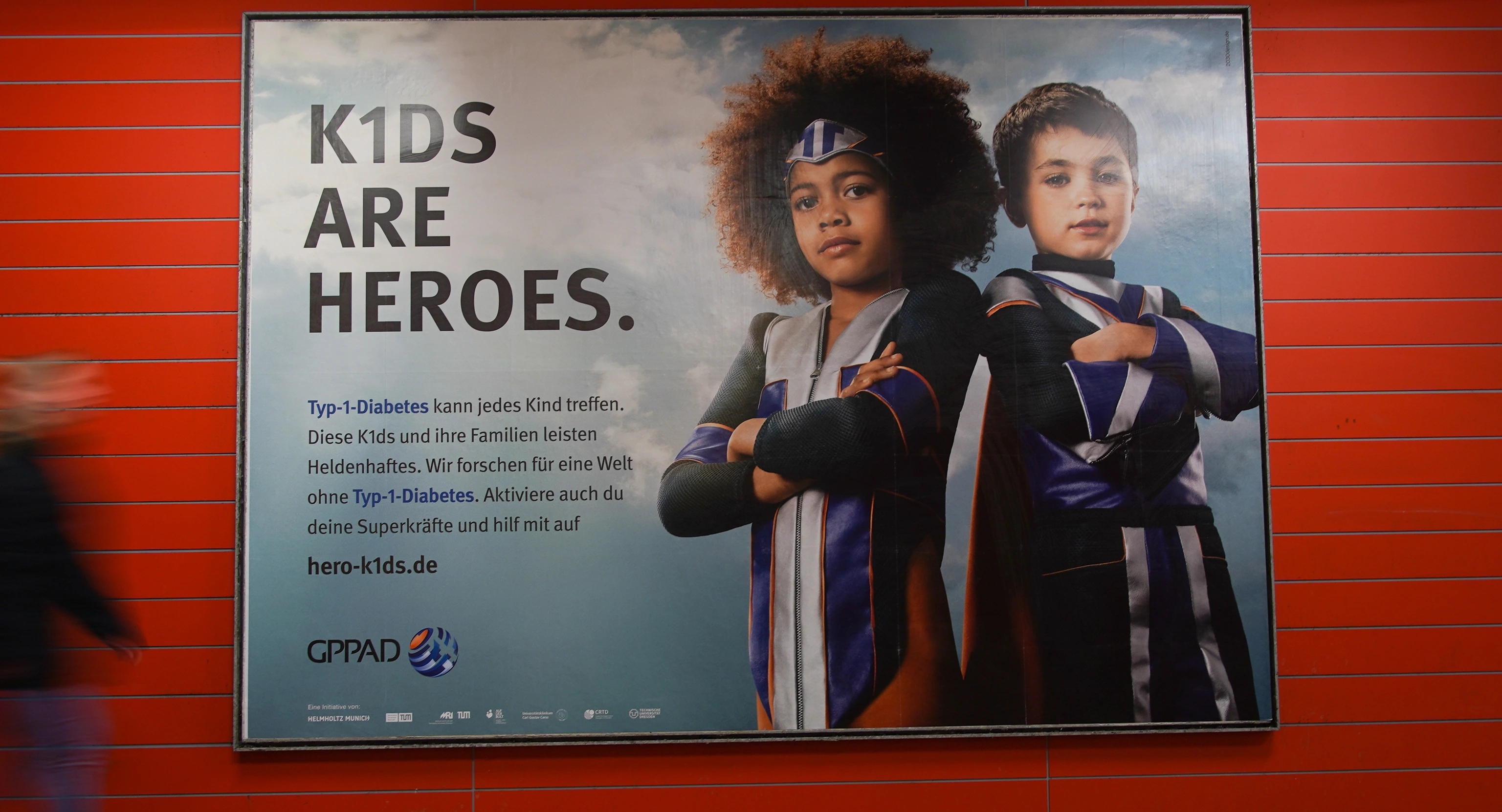 K1DS ARE HEROES Plakat München Couple