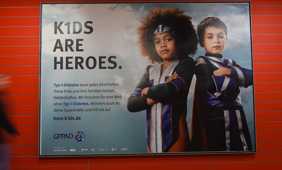 K1DS ARE HEROES Plakat München Couple