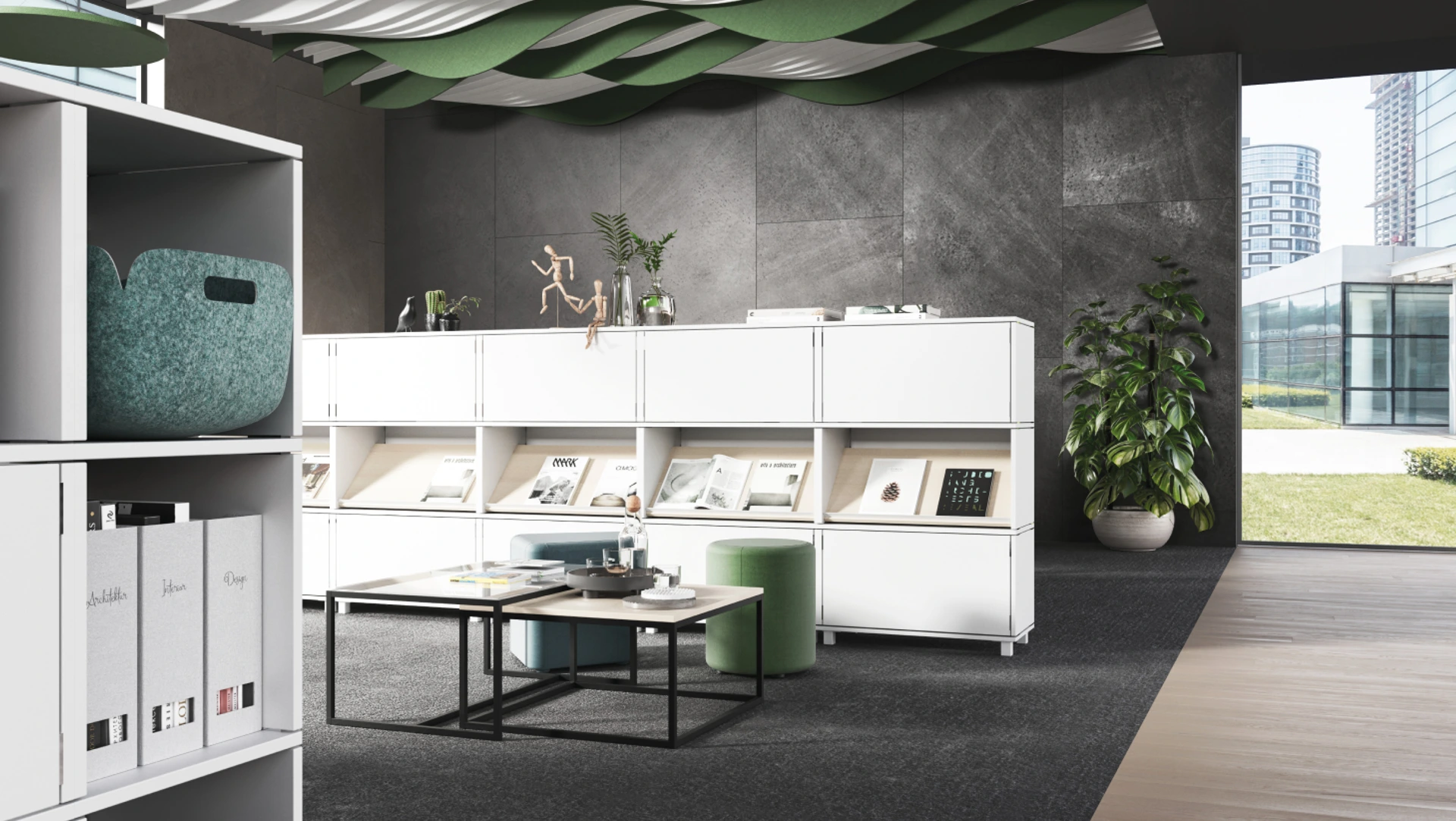 Eine gemütliche Lounge innerhalb eines Büros, die sich farblich mit dunklen, warmen Tönen vom Rest absetzt. Vor kleinen Tischen stehen zwei Hocker und von der Decke ragt eine moderne Dachinstallation.