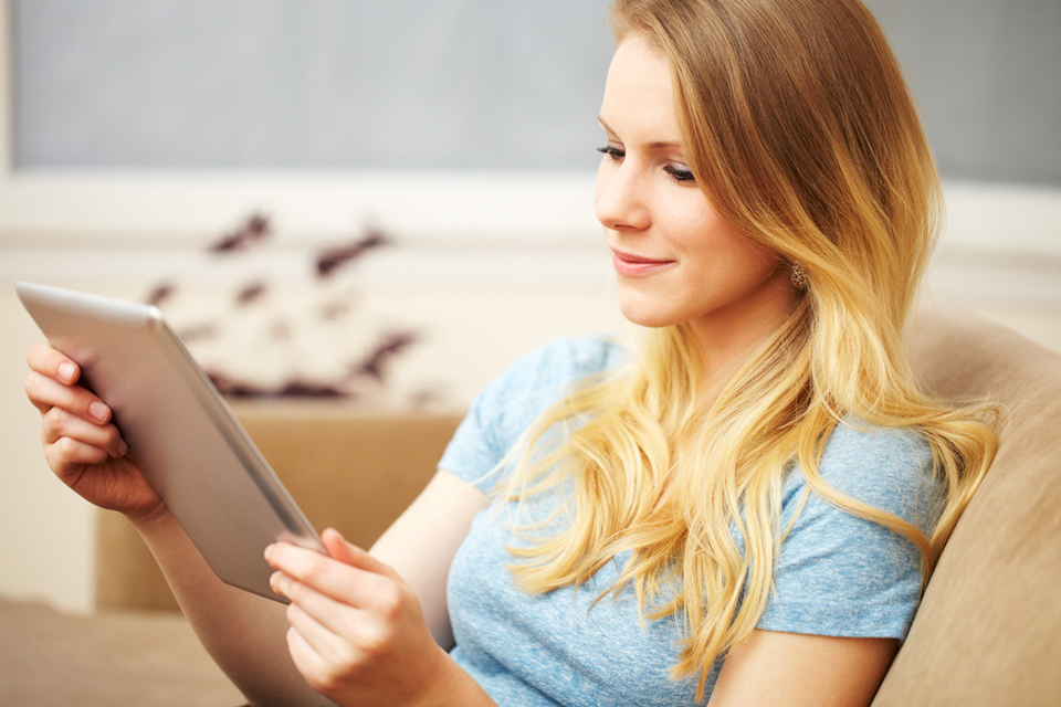 tablet-blonde-frau