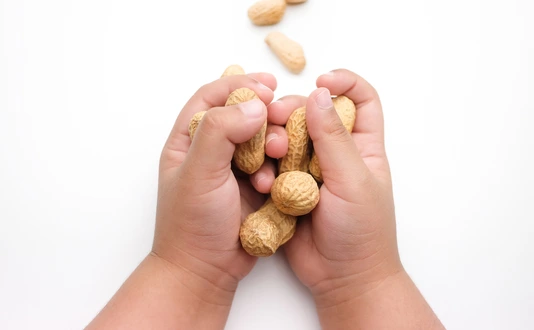 Kinderhände und Erdnüsse - Erdnussallergie
